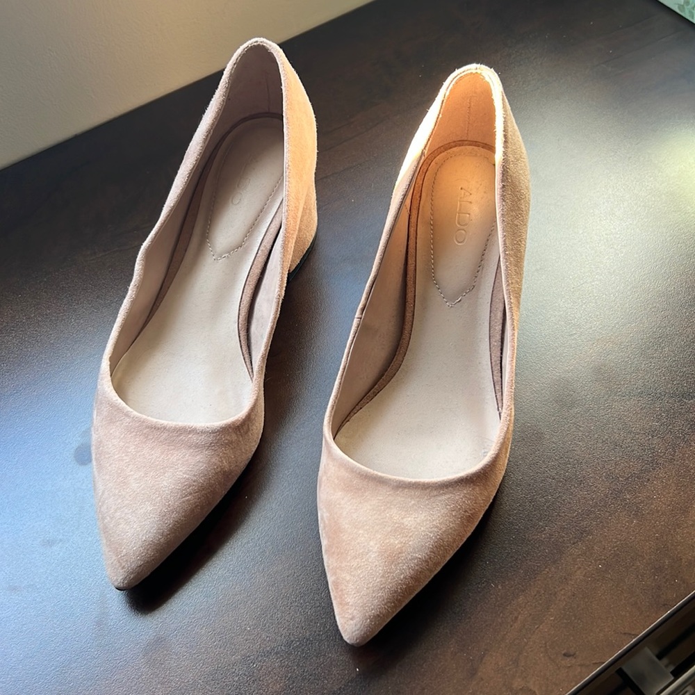 Beige suede pointy toe pump